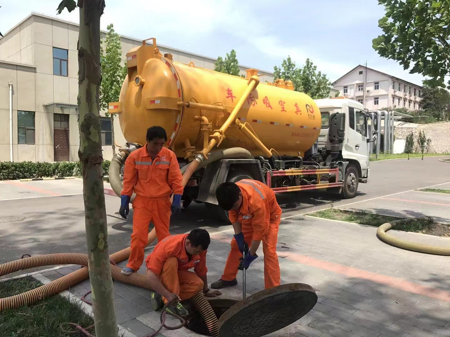 烈山管道疏通车停在窨井附近